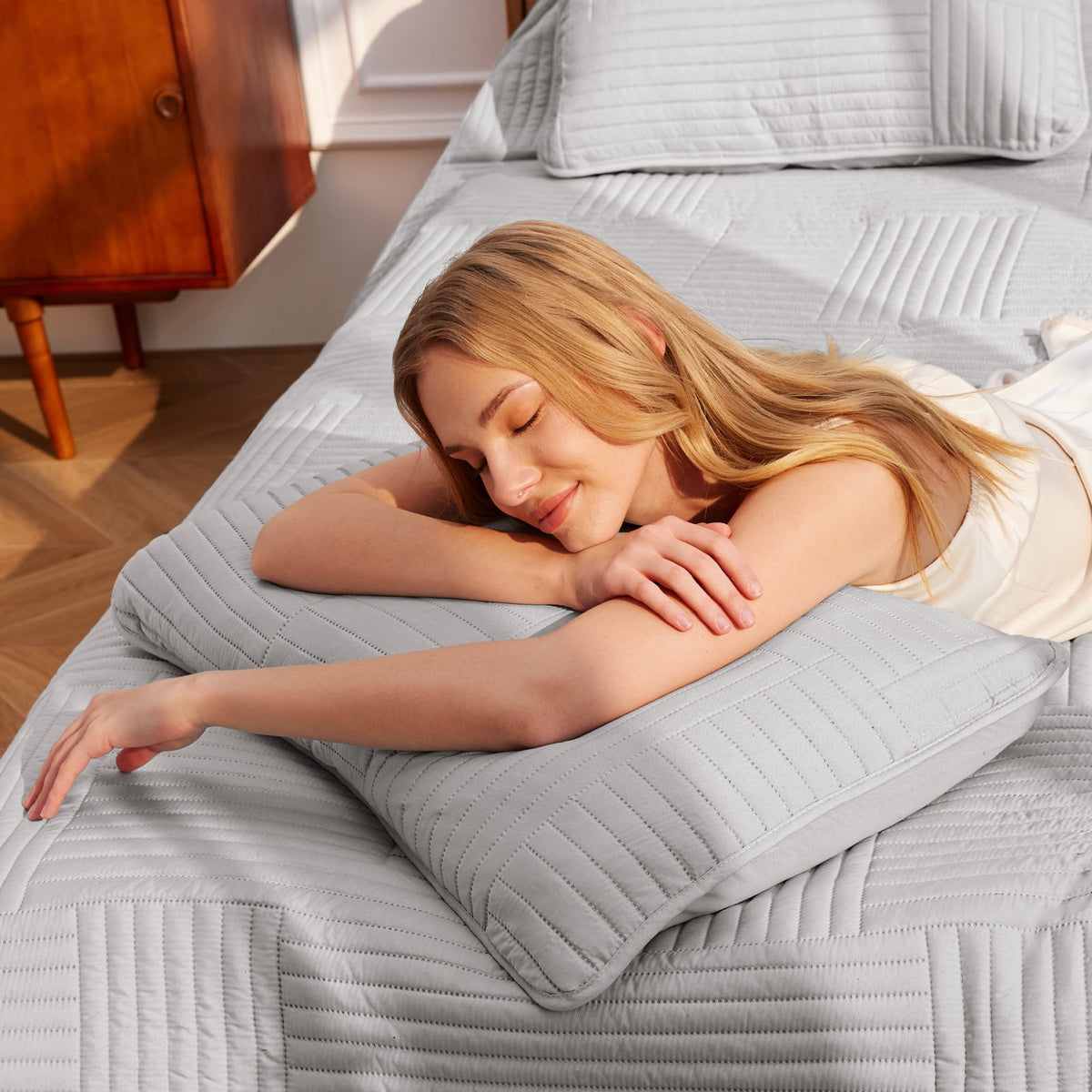Whale Flotilla King Quilt Set, Soft and Lightweight Bedspreads Coverlet with Striped Pattern, Reversible Bedding Sets with Pillow Shams, 96x104 Inches, Light Grey