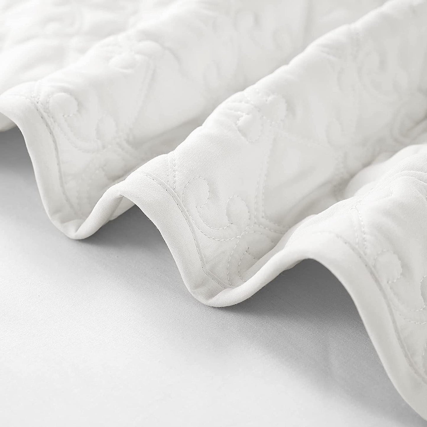 Whale Flotilla Quilt Set Queen Size, Soft Microfiber Lightweight Bedspread Coverlet Bed Cover (Diamond Pattern) for All Seasons, White, 3 Pieces (Includes 1 Quilt, 2 Shams)