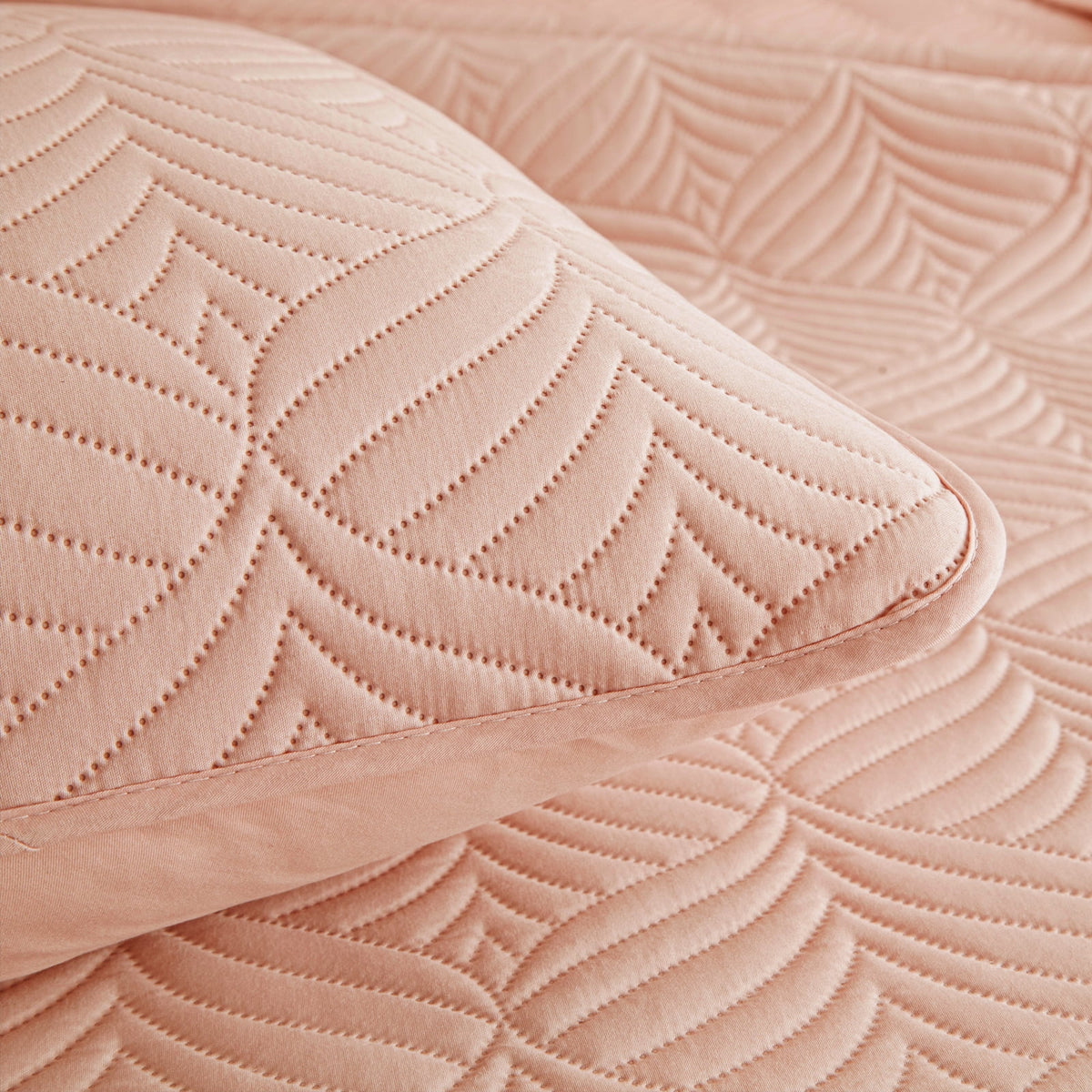 Whale Flotilla King Size Quilt Set, Soft Ultrasonic 96x104 Inch Bedding Set, Lightweight Bedspread Coverlet with Vintage Pattern, Reversible Bed Cover for All Seasons,Blush Pink