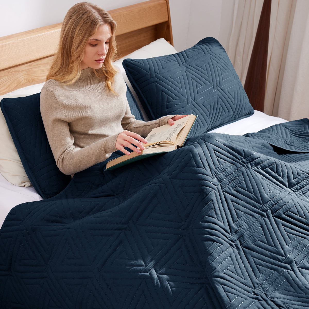 Whale Flotilla 3-Piece King Size Quilt Set for All Season, Classic Geometric Pattern Bedding Set with 2 Pillow Shams, Soft and Lightweight, Navy