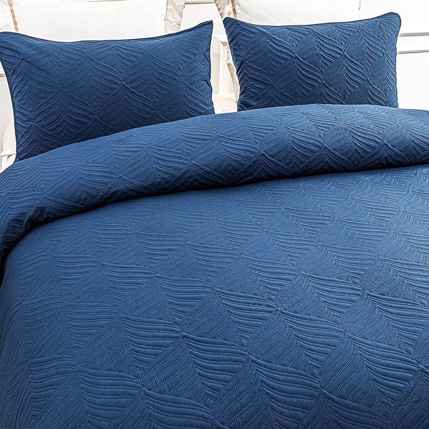 Whale Flotilla 3-Piece California King Size Quilt Set, Soft Ultrasonic Embossed Bedding Set, Lightweight Bedspread Coverlet with Vintage Pattern, Reversible Bed Cover for All Seasons, Vintage Navy
