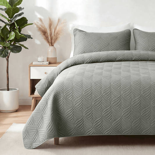 Whale Flotilla King Size Quilt Set, Soft Ultrasonic 96x104 Inch Bedding Set, Lightweight Bedspread Coverlet with Vintage Pattern, Reversible Bed Cover for All Seasons,Grey