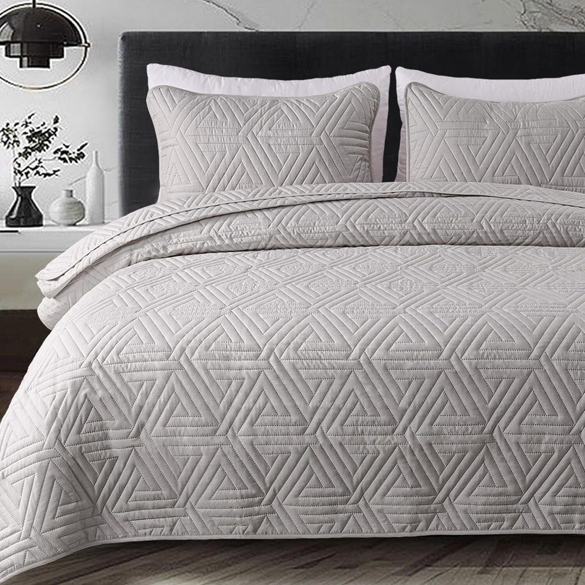 Whale Flotilla 3-Piece King Size Quilt Set for All Season, Classic Geometric Pattern Bedding Set with 2 Pillow Shams, Soft and Lightweight, Light Grey