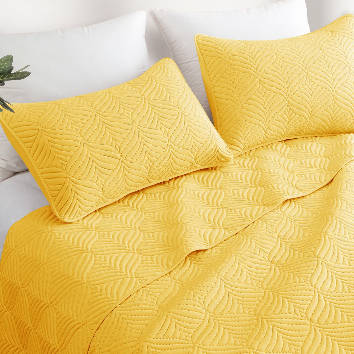 Whale Flotilla Queen Size Quilt Set, Soft Ultrasonic 90x96 Inch Bedding Set, Lightweight Bedspread Coverlet with Vintage Pattern, Reversible Bed Cover for All Seasons,Yellow