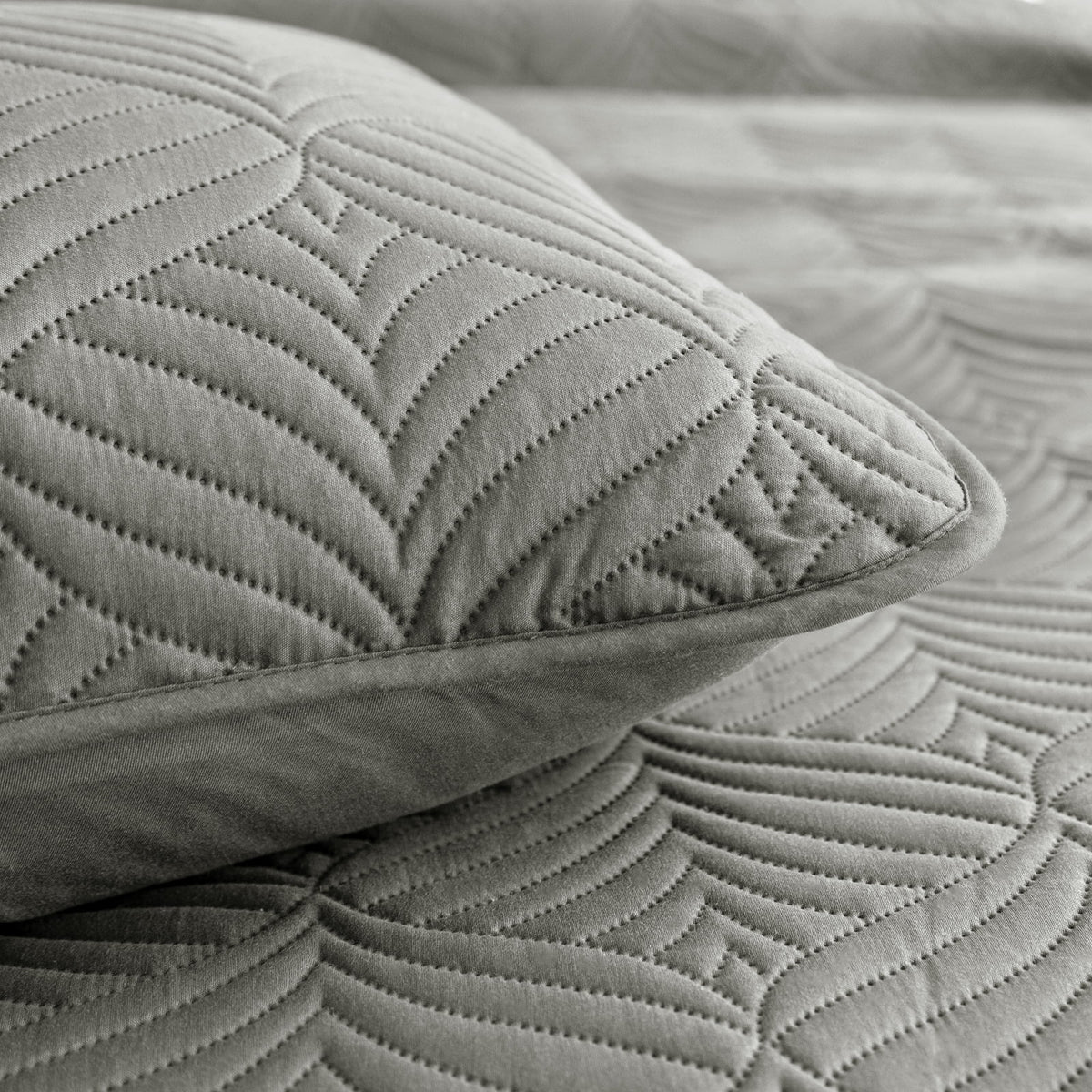 Whale Flotilla Queen Size Quilt Set, Soft Ultrasonic 90x96 Inch Bedding Set, Lightweight Bedspread Coverlet with Vintage Pattern, Reversible Bed Cover for All Seasons,Grey